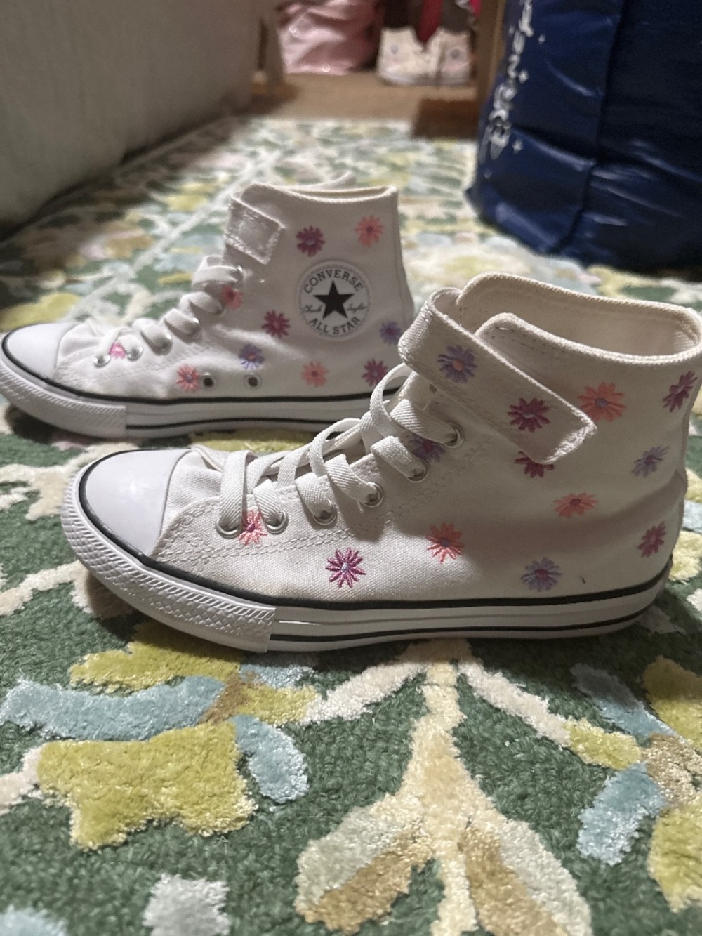 Converse size 3 LIKE NEW!